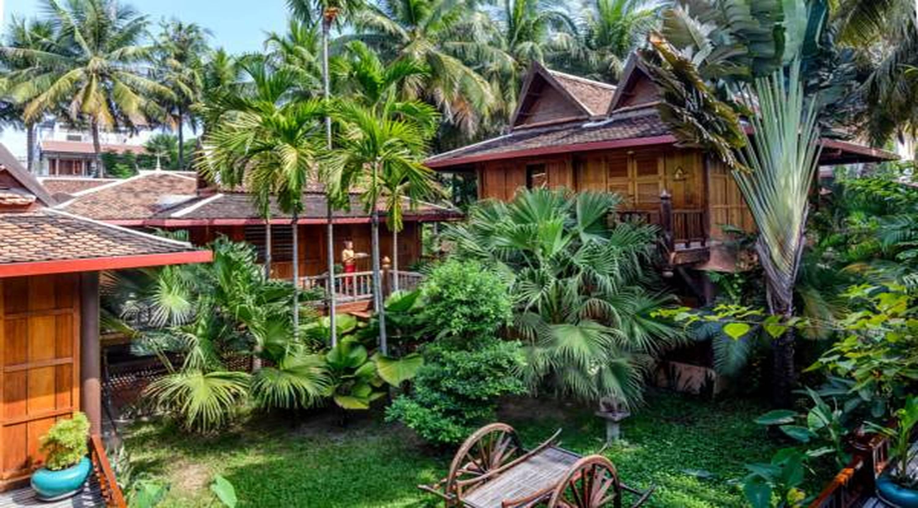 Angkor Village Hotel Siem Reap Eksteriør bilde A traditional Thai house